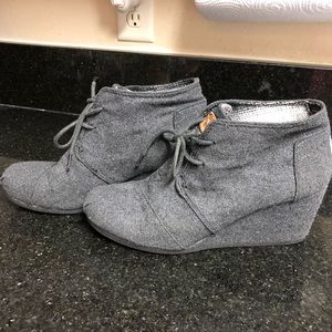 Toms wedge shoes